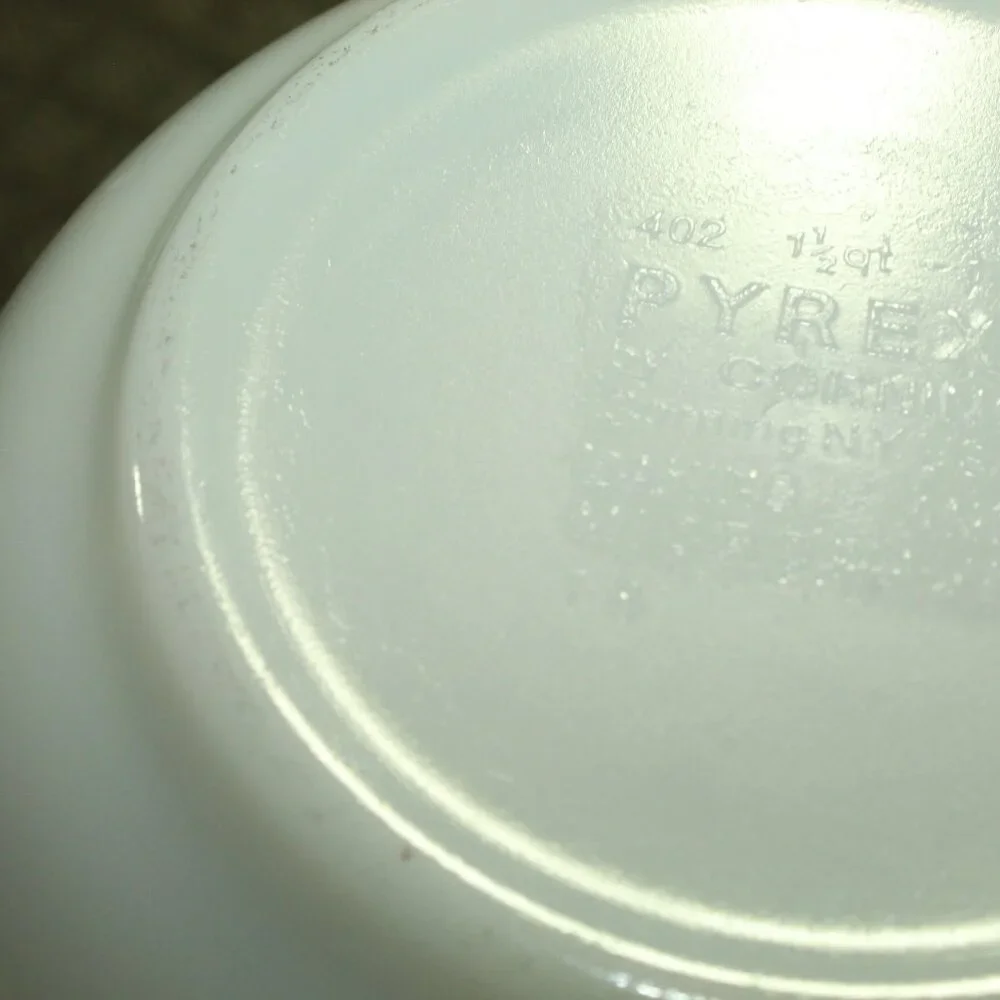 Vintage Pyrex 1.5 Qt Mixing Nesting Bowl White & Gold Butterfly Pattern 402 MINT